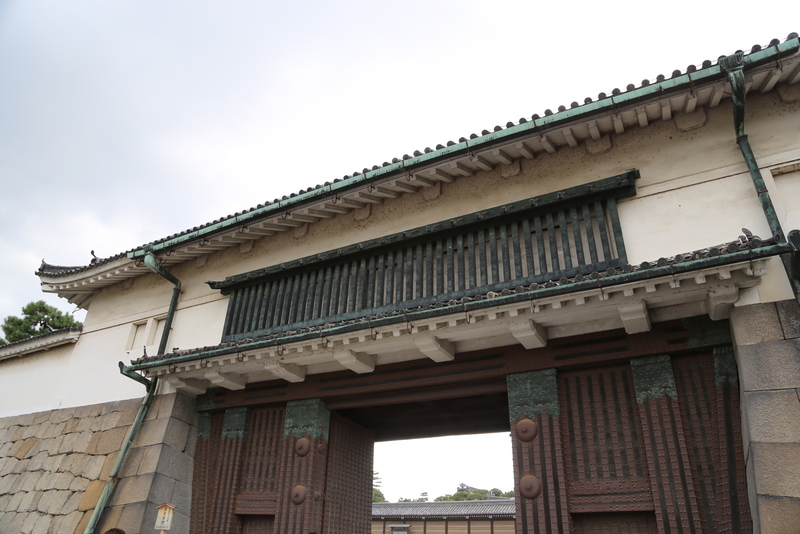 二条城の東大手門。<br><br>二条城は、江戸幕府の京都支配の拠点だった。徳川家康による二条城造営より、この東大手門は正門。