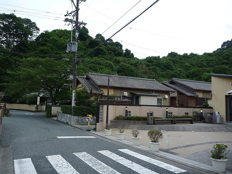 【丸子城】目の前の山が丸子城。位置と方位から考えると、左側の山が本曲輪か。