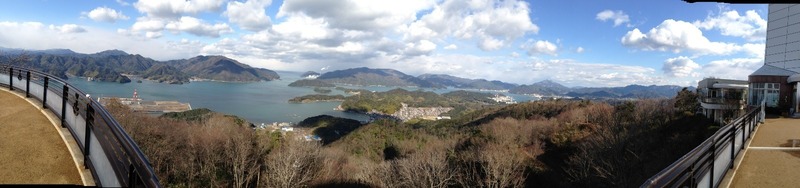 【田辺城】五老岳から舞鶴港を撮影。近代以来、舞鶴港は軍港として有名。現在、イージス艦も停泊している。この日もイージス護衛艦の「あたご」を見た。<br><br>NHKの『坂の上の雲』でも、舞鶴湾の釣り船の上という設定で、山本権兵衛が閑職にあった東郷平八郎に連合艦隊司令長官を依頼するシーンがあった。<br><br>関ヶ原の田辺城攻防戦の時も、西軍1万5千の補給のために、舞鶴港が使われたというのありそうな話。