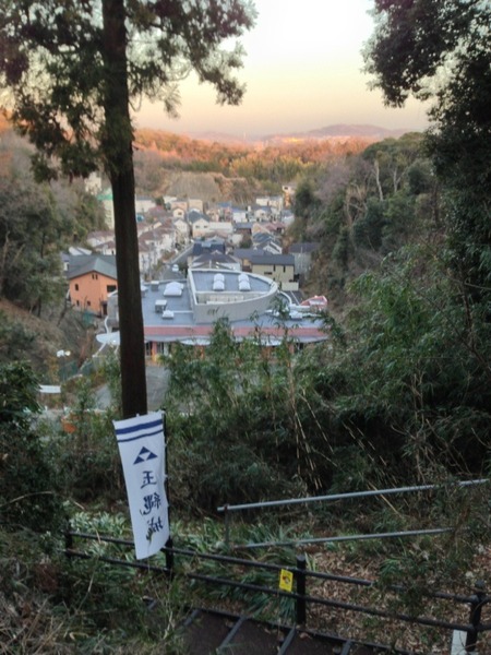 【玉縄城】七曲坂の上から東側の市街地を撮影。