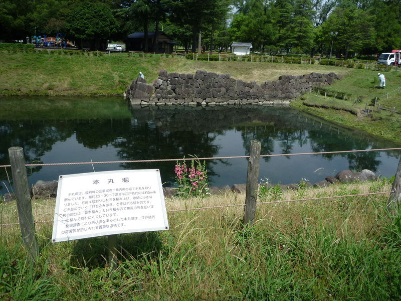 【駿府城】駿府城の本丸堀。駿府城は今川館跡に建てられた。今川館についてはよく分かっていないようだ。<br>      駿府城は近世城郭なので、丸子城のように霞がかった雰囲気は微塵もなかった。