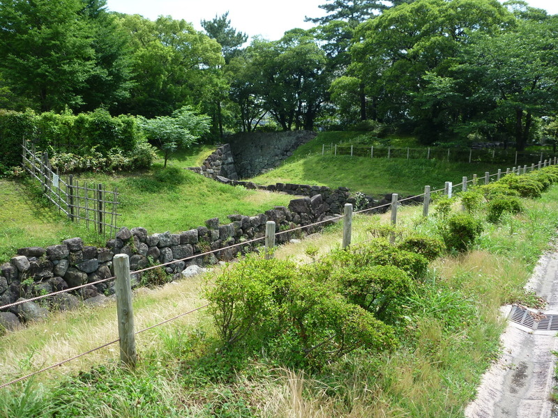 【駿府城】二の丸水路。本丸堀と二の丸堀をつなぐ水路。幅4.5m、江戸期の深さは約4m、長さ約95ｍ、4回折れ曲がっているらしい。