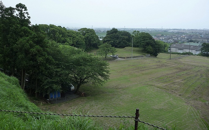 【興国寺城】西櫓台辺りから本丸を撮影。当時は興国寺城に船着場があったそうなので、今とは景観が随分違ったらしい。真っ直ぐ行くと駿河湾に至る。