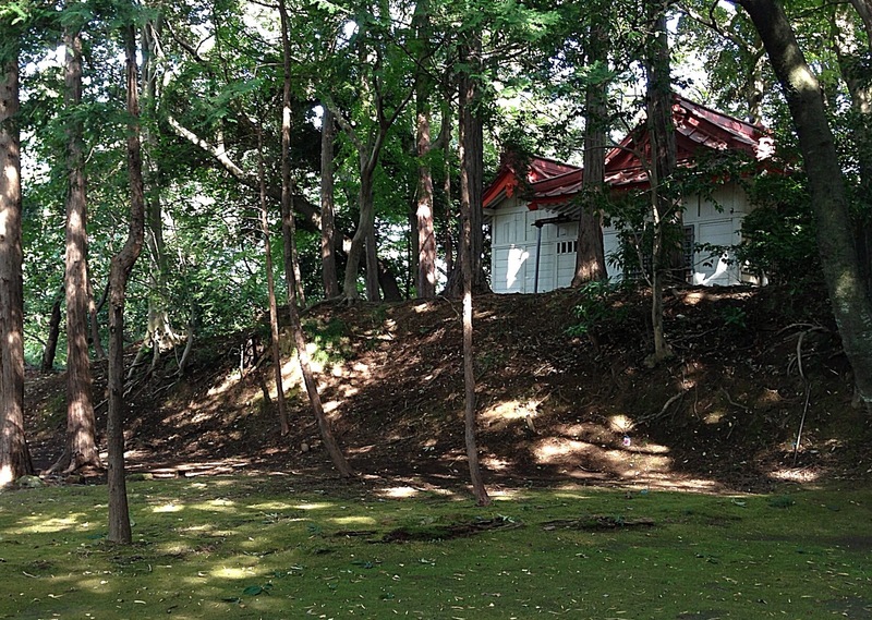 【韮山城】権現曲輪の熊野神社。一段高い所に熊野神社が建っている。