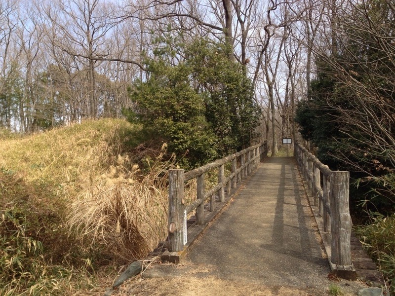 【菅谷館】西の郭と三の郭を結ぶ復元木橋。西の郭から三の郭を撮影。<br>      すると、すぐに正てん門がある。
