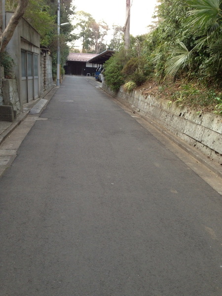 【石神井城】右上に駐車場があるが、土塁はそこで屈曲している。左に三宝寺の土塁、右に道場寺の土塁がある。マップと現在地を凝視することで見えてくる、隠れ土塁。これを発見する楽しさよ。