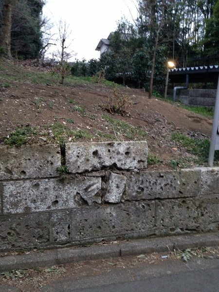 【石神井城】駐車場の北東から道場寺の隠れ土塁を撮影。