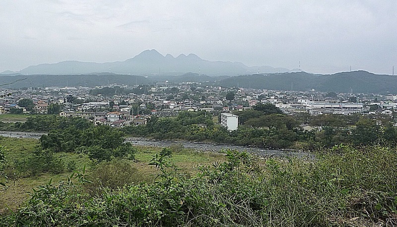 白井城から榛名山をのぞむ。