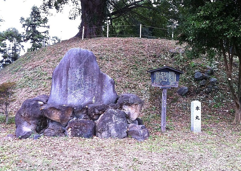 【白井城】本丸北側にある石碑と土塁。