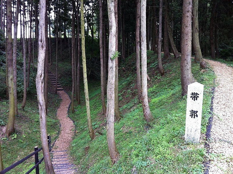 【白井城】本丸東側の帯曲輪。
