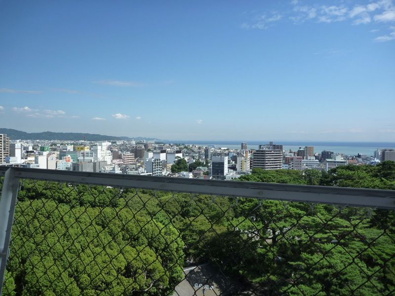 【小田原城】天守から鎌倉・三浦方面を撮影（東向き）。三浦半島も薄っすら見える。