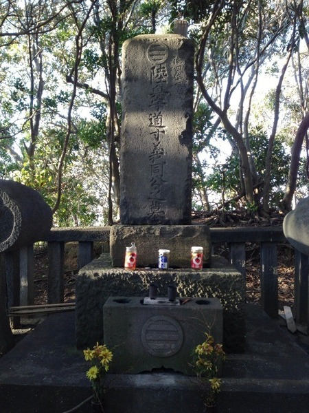【新井城】三浦道寸の墓。今日はここに来ることが目的だった。<br>      凄まじい風が吹き、樹々が揺れているが、音ほどに風は吹き込んでこない。