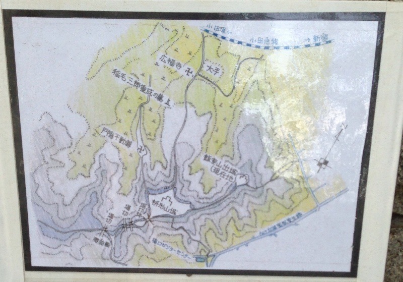 【枡形山城】現地の縄張り図。主郭の北東に飯室山があり、そこに展望台が建っている。その入り口に案内板がある。