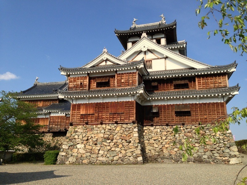 【福知山城】右が天守閣、左が小天守。江戸初期の復元天守らしい。石垣には石塔などが使われている。