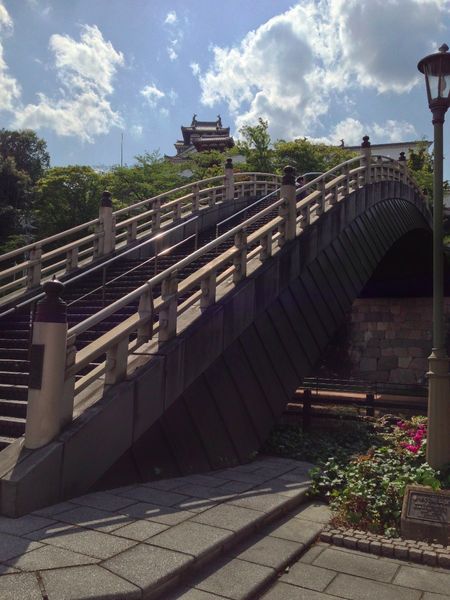 【福知山城】昇龍橋から天守閣を撮影。法川に昇龍橋がかかっている。ちなみに、今昔マップを見ると、撮影ポイントも水堀の真ん中。今昔マップは福知山城天守閣内の郷土資料館で200円で売っていた。
