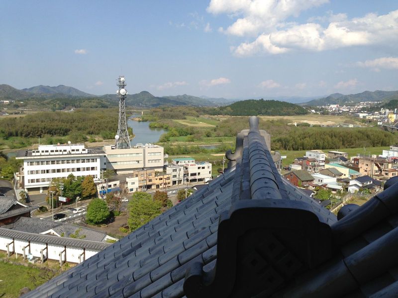 【福知山城】天守から東向きに撮影。綾部から由良川が西流している。由良川南側（右側）に愛宕山がある（中央部の緑が目立つ丘陵）。愛宕山に前田愛宕城があるそうだ。