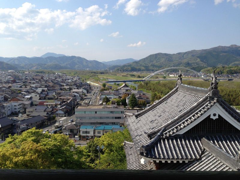【福知山城】天守から北を撮影。右側に小天守が見える。中央に由良川が流れ（北流している）、橋がかかっている。<br><br>      中央部の山の奥に大江山がある（見えない）。大江山には有名な酒呑童子伝説がある。