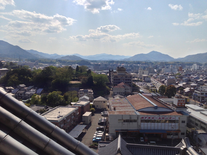 【福知山城】中央左の林が伯耆丸跡（有馬伯耆屋敷。現在、伯耆丸公園）。パッと見て、目立っていた。福知山藩初代藩主の重臣、有馬伯耆守の屋敷があったらしい。その手前が二の丸で、現在、本丸にある銅門番所は伯耆丸跡の北東にあった模様（現在の検察庁、南側。写真中央からやや右下辺り）。