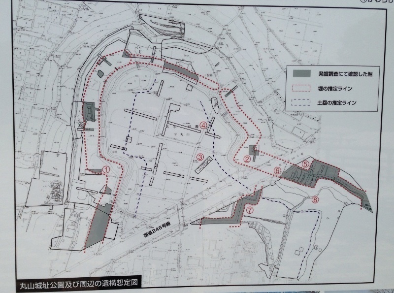 【丸山城】現地案内板の縄張図。