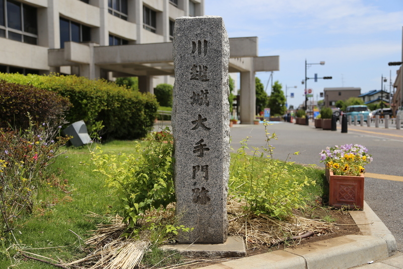 【川越城】大手門跡。太田道灌像と市役所が西にある。パッと見て、ここがかつての大手門跡とは想像できないと思う。