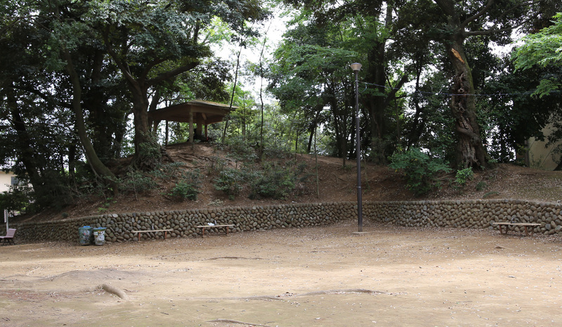 【川越城】本丸の三芳野神社にある土塁。縄張り図を見ると、土塁上の休憩所の場所に、何らかの建物が建っていたようだ。