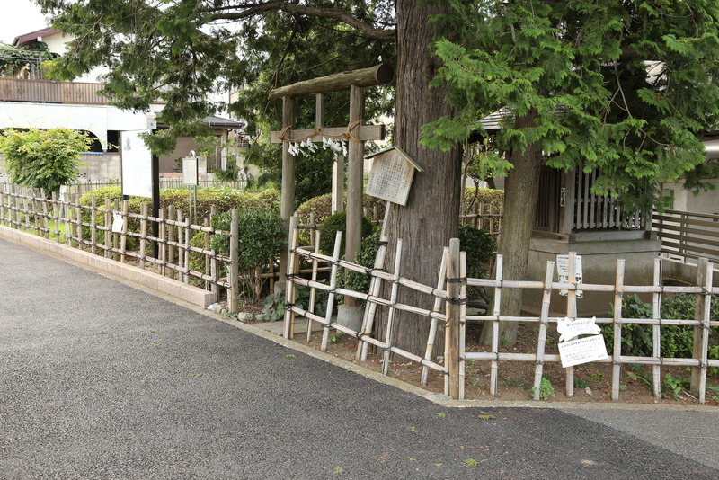 【近藤勇生家跡】近藤勇生家跡。
近藤勇は、天保5年（1834年）に武蔵の多摩で生まれた。

調布飛行場のすぐ北で、人見街道沿いにある。写真の手前が近藤神社、その奥に近藤勇産湯の井戸がある。