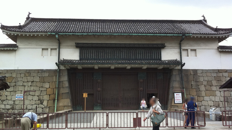 【二条城】東大手門。<br>      石垣の間に渡櫓を配した門。