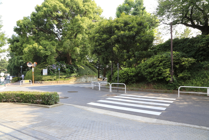 【江戸城】喰違見附跡。門の内側から撮影。<br>      喰違見附跡を見に来たわけではなく、紀尾井坂を東から来たらあった。見た瞬間、虎口だと思ったが、何となく違和感を感じた。よく見ると、土塁なのである。江戸城の虎口は石垣が多いので、違和感を感じたようだ。