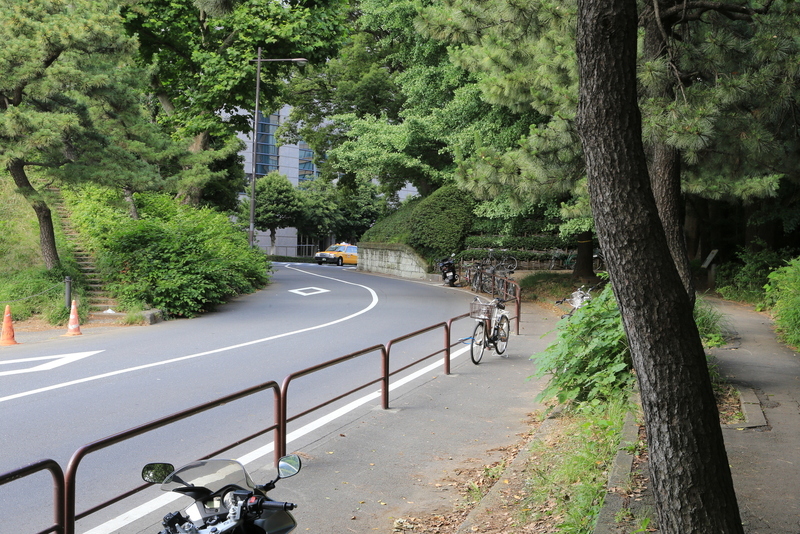 【江戸城】喰違見附（門）の外から撮影。わりと雰囲気は出ていると思う。<br>      案内板をみると、右側の自転車が置いてある辺りのところまで抉っていたようだ。むろん、外から中は見えないようになっていた。そのままでは車が通れなかったはず。