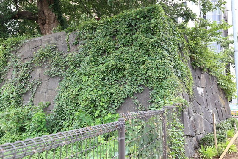 【江戸城】四谷見附の石垣。<br><br>      四谷見附橋から撮影。写真右手（見えないが）にJR四ツ谷駅の出口があり、そこにも石垣があった。その両石垣の間に高麗門が建っていた。