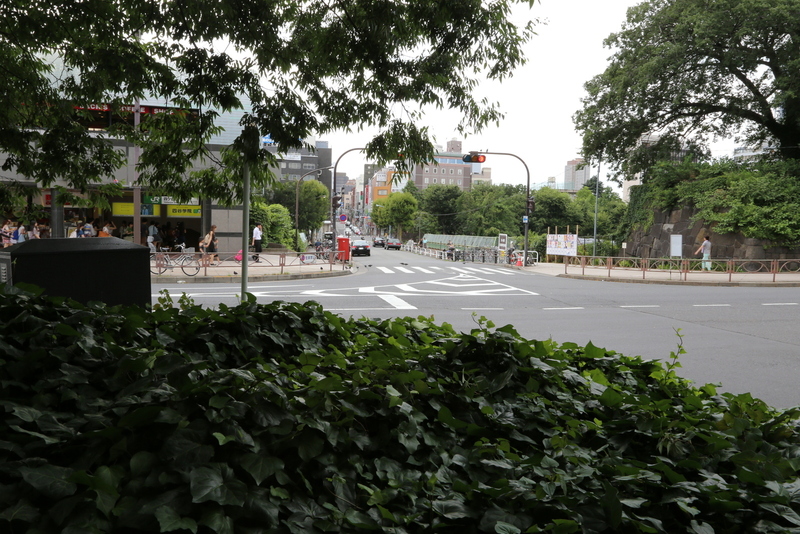 【江戸城】左手の四ツ谷駅に石垣があり、右手の石垣との間に高麗門があった。真ん中の通りが四谷見附橋で、甲州街道に続いている。<br><br>      撮影ポイントが枡形門内の東端。