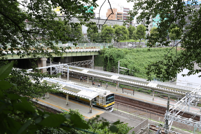 【江戸城】四谷見附上の遊歩道から四ツ谷駅ホームと四谷見附橋方面を撮影。かつての堀の底を電車が走っているのがよく分かる。