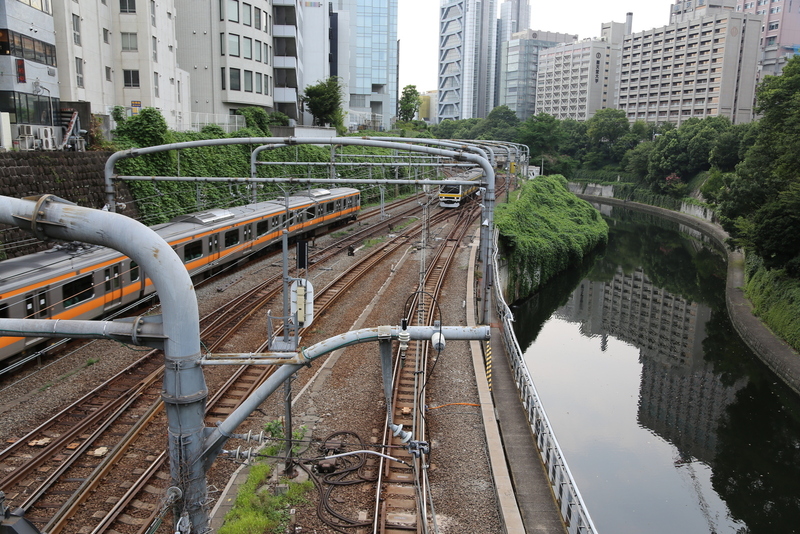 【江戸城】御茶ノ水駅北側。<br><br>      かつて、ここは本郷台地に連なる神田山だった。<br>      それを崩して、その土で日比谷を埋めた。そして、神田川を通して、外堀とした。<br><br>      それを人力でやり遂げた徳川の力、日本の力。凄まじい。