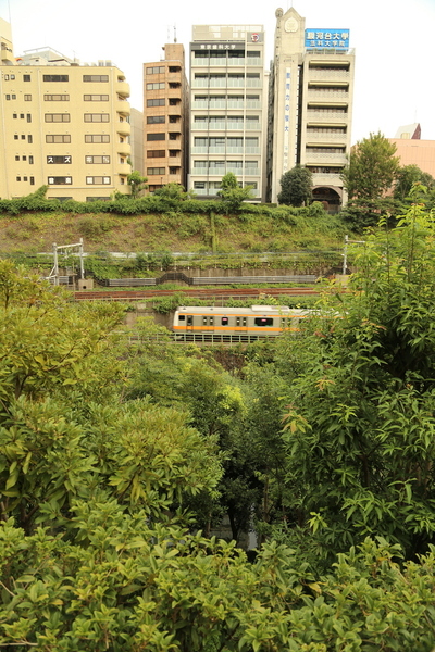 【江戸城】神田山を崩したというのが、何となく伝わるだろうか。対岸は駿河台で、写真の下の黒い部分が神田川。外堀の中段あたりをJRの電車が頻々と行き交っていた。