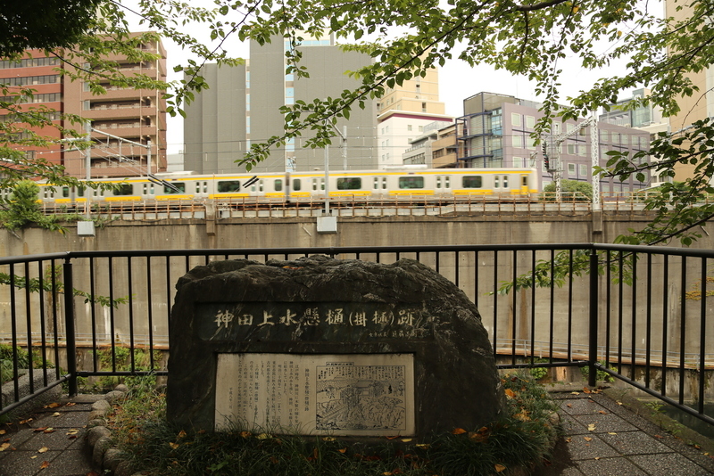 【江戸城】城で重要なのが水である。人は水なしには３日もたないという。<br><br>      18世紀には江戸の人工は百万人とも言われており、世界でも屈指の大都市だった。２年前、我々も水で苦労したわけだが、水がないと人は戦えないし、住めない。<br>      そこで整備した上水の1つが、この神田上水で、この辺から懸樋という木製の水路を、外堀に架け、外堀の内側（神田・日本橋方面）に水を供給していた。<br><br>      なお、ここから北側に東京水道博物館 http://www.suidorekishi.jp/ というのがあり、いろいろと東京の水道の歴史が分かるらしい（まあ、そのままだが）。<br>      この日、行きたかったが、大航海時代の簡略マップを書いている内に、機を逸してしまった。いつか、行ってみたい。