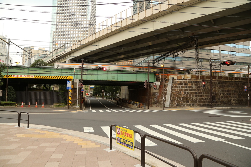 【江戸城】ありふれた風景だが、高架の位置に、かつての小石川見附があった。右側の橋脚が桝形の一部とのこと。<br>      このすぐ北が神田川で、神田川を渡ると、水戸藩小石川上屋敷がある。この屋敷は神田上水の確保、小石川見附の防衛を担っていたのだろう。<br><br>      そういえば、新橋の幸橋御門も、JRの高架の一部として使われていた。