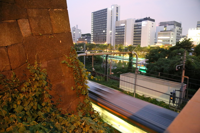 【江戸城】左の石垣が牛込見附で、右手の低地が外堀。牛込橋を渡ると、神楽坂。<br>      牛込見附は外堀側の石垣が残っている。<br><br>      電車が光の帯のようになっている。