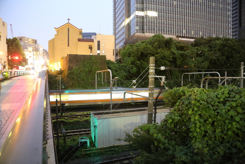 【江戸城】教会の下が、牛込見附の西側石垣。<br>      電車が走っているエリアが外堀。<br><br>      人力で作った構築物として、牛込見附は確かに偉大だが、右側にビルと並べると、質量の違いは明らか。これが幕府を、日本を開国させた近代の力なのだろう。