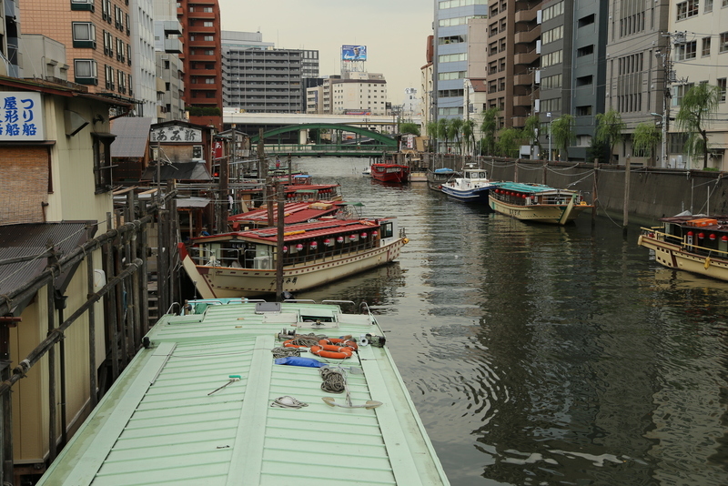 【江戸城】浅草橋から柳橋を撮影。<br>      屋形船や舟宿が見える。<br><br>      江戸時代、この橋を渡ると、浅草見附があった。今は、単なる広い交差点にしか見えないが。