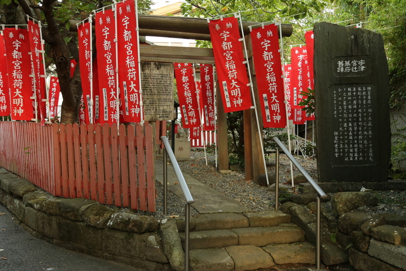 【鎌倉城】宇都宮辻子幕府跡。<br><br>      3代将軍の源実朝が暗殺され、源氏将軍が滅び、さらに北条政子が死去すると、鎌倉幕府の所在地は、大倉から若宮大路方面に移った。<br>      1225年、北条泰時は、摂関家から九条頼経を迎え、若宮大路二の鳥居近くの宇都宮辻子御所に据えた。