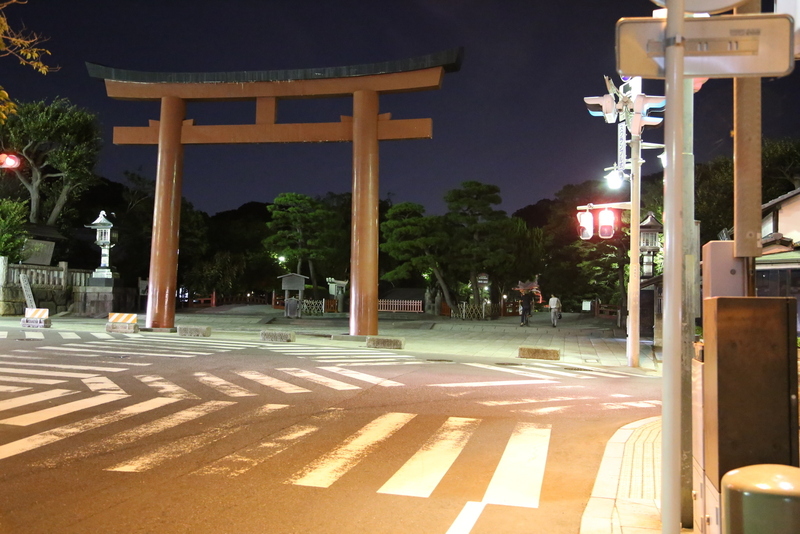 【鎌倉城】夜の鶴岡八幡宮。<br>      この日は、時間切れで、鶴岡八幡宮は訪問できなかったので、鳥居のみ撮影。