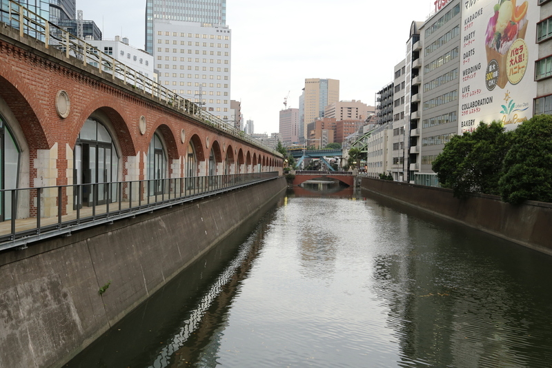 【江戸城】今はなき筋違見附。<br>      左手のレンガの真ん中やや奥に、かつて、筋違見附があった。<br><br>      筋違見附は、徳川将軍が上野の寛永寺に墓参りに訪れる時に通過した。<br>      その道を御成道という。<br><br>      さて、撮影ポイントの橋は万世橋。<br>      振り返ると、秋葉原で、オタクっぽい街並みになる。<br>      歴代将軍が見たら、目を丸くするだろう。