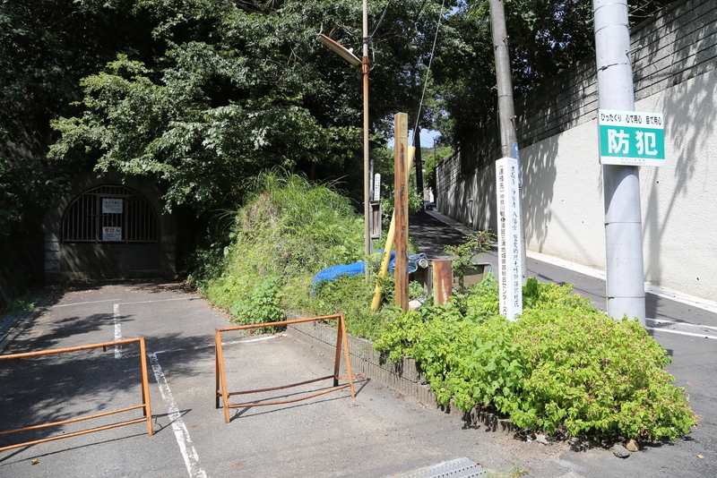 【鎌倉城】右側に進むと、巨福呂坂切通し。しかし、土砂崩れで、現在は途中までしか進めくなったらしい。<br>      茶錆びた標柱に「巨福呂坂」と書いてある。<br><br>      鎌倉幕府滅亡の際、新田義貞は軍を3つに分け、その一軍が巨福呂坂切通しを攻めた。<br>      そのため、この辺は幕府側の陣地内で、ここをもう少し進んだところが、激戦地であった可能性がある。<br><br>      他の切り通しは立派な解説板や標柱が立っているのに、巨福呂坂切通しは解説板なしで、茶錆びた標柱。。<br>      なにゆえの仕打ち。。。