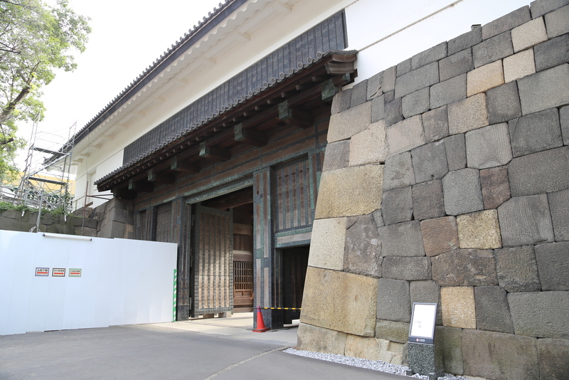 <p>【江戸城】田安門の高麗門を抜け、渡櫓門に。<br> 工事中なのが分かる。<br> 改修が完了したら、もう一度来て、afterの写真を撮るとしよう。<br><br> ＊翌年4月に来たら、改修は終わっていた</p>