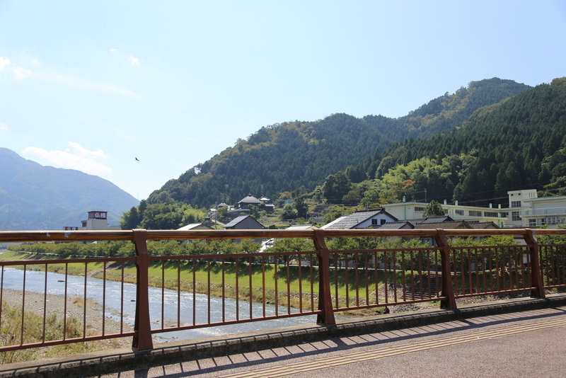 【竹田城】円山川を西に渡る。右手の山が古城山（竹田城）。