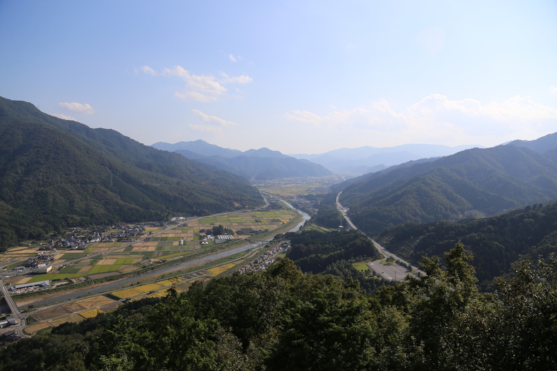 【竹田城】南千畳から南側を撮影。<br><br>      円山川が見える（円山川は北流している）。<br>      左側が朝来山で、西側の麓には竹田城の撮影ポイントの立雲峡がある。立雲峡はこの写真に入っていない。