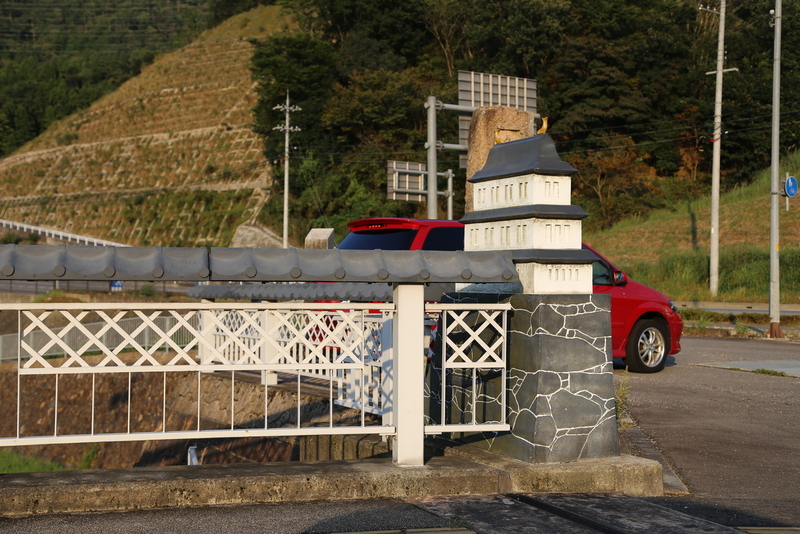 【竹田城】円山川の橋に、城が！<br>      さらに見ると、手すりは瓦になっている（笑