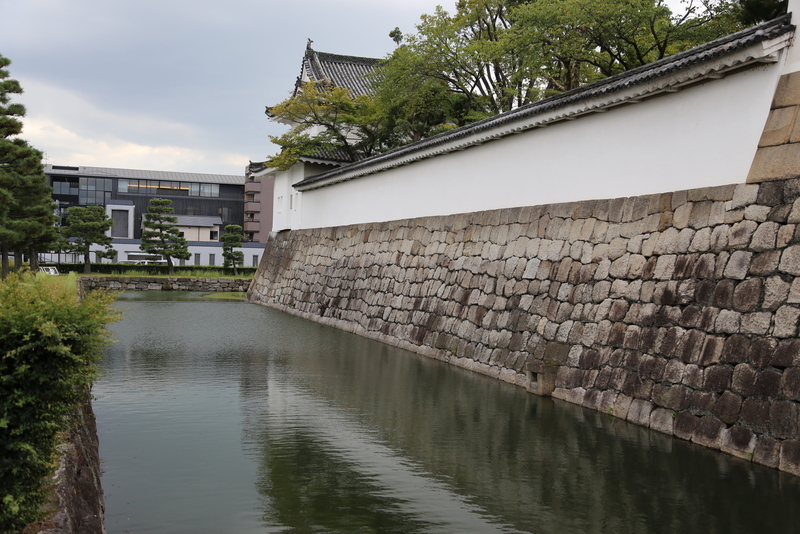 【二条城】東大手門の手前から、南東隅櫓を撮影。東大手門と南東隅櫓は、多聞塀でつながっている。多聞塀は、約45mあるとのこと。