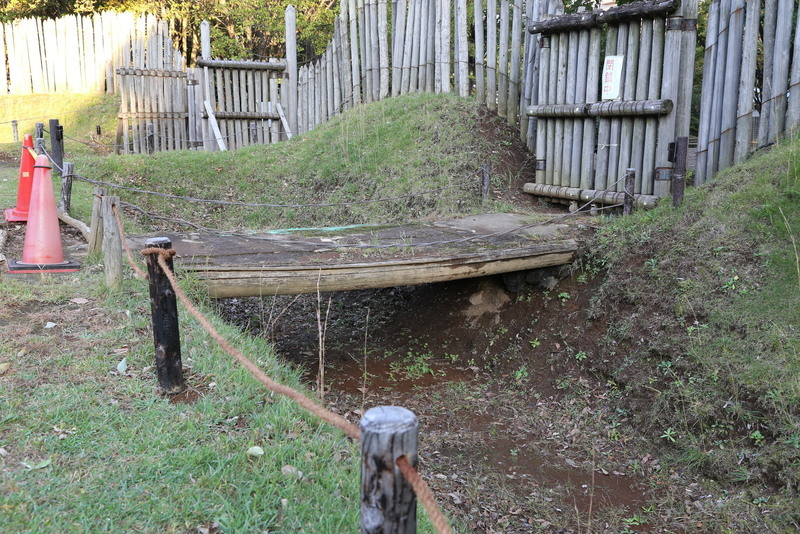 【大塚遺跡】復元木橋。<br><br>      歳勝土遺跡に通じる木橋。やや防御に不安を感じる。<br>      まあ、堀の幅約4m、深さ約2mと書いてあったので、実際にはもっと堅牢だったのかもしれない。