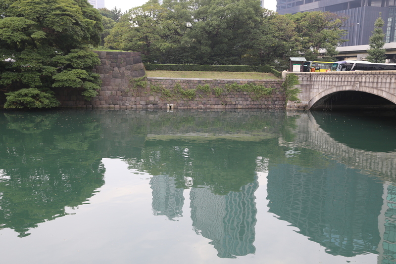 【江戸城】浜離宮の大手門。<br>      右の橋が大手門橋で、この橋を渡ると、枡形虎口がある。<br><br>      江戸時代、浜離宮は浜御殿といい、徳川将軍家の庭園であると同時に、江戸城の海に面した出城の役割も果たしていた。